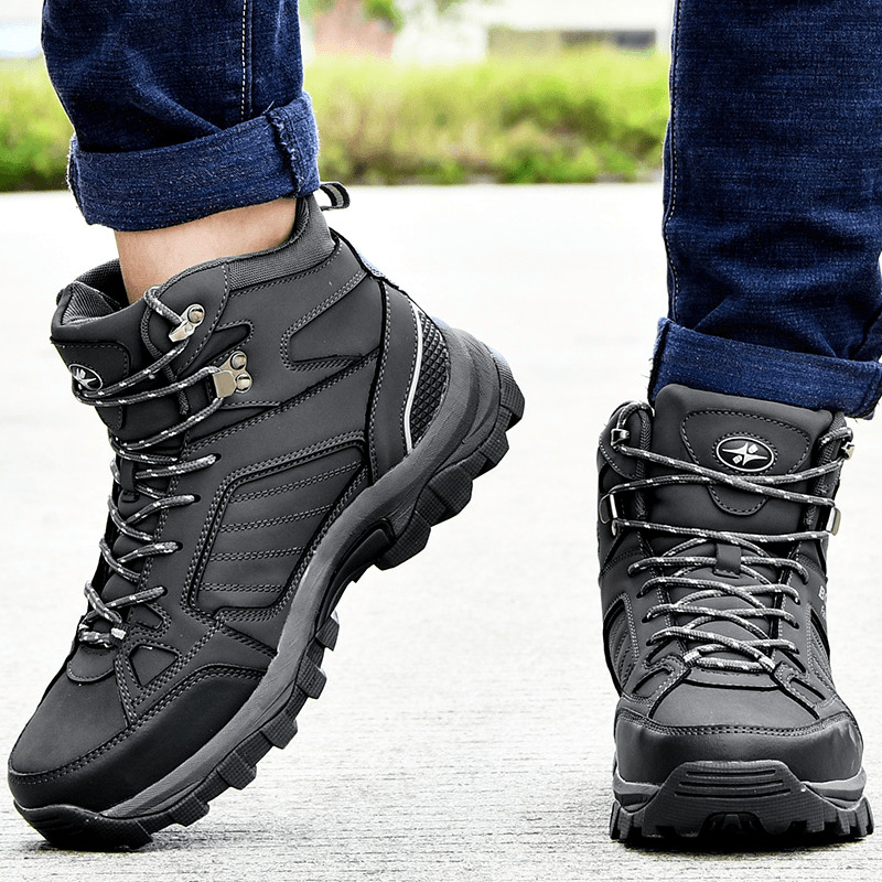 Bota Coturno Masculina de Trilha, fabricada em tecido resistente e confortável, disponível em 3 cores