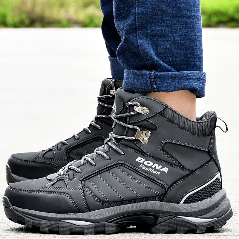 Bota Coturno Masculina de Trilha, fabricada em tecido resistente e confortável, disponível em 3 cores