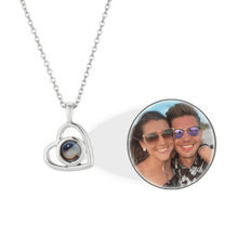 Carregar imagem no visualizador da galeria, Colar Amor Eterno com Foto Personalizável, disponível em três cores, com visualização da foto pela pedra ou câmera do celular
