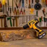 Parafusadeira e Furadeira Elétrica Bivolt com Maleta