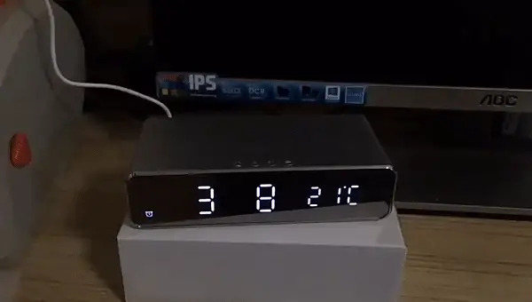 Relógio Digital com Despertador e Carregador Sem Fio